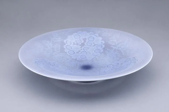 紫苑釉裏銀彩草花文皿